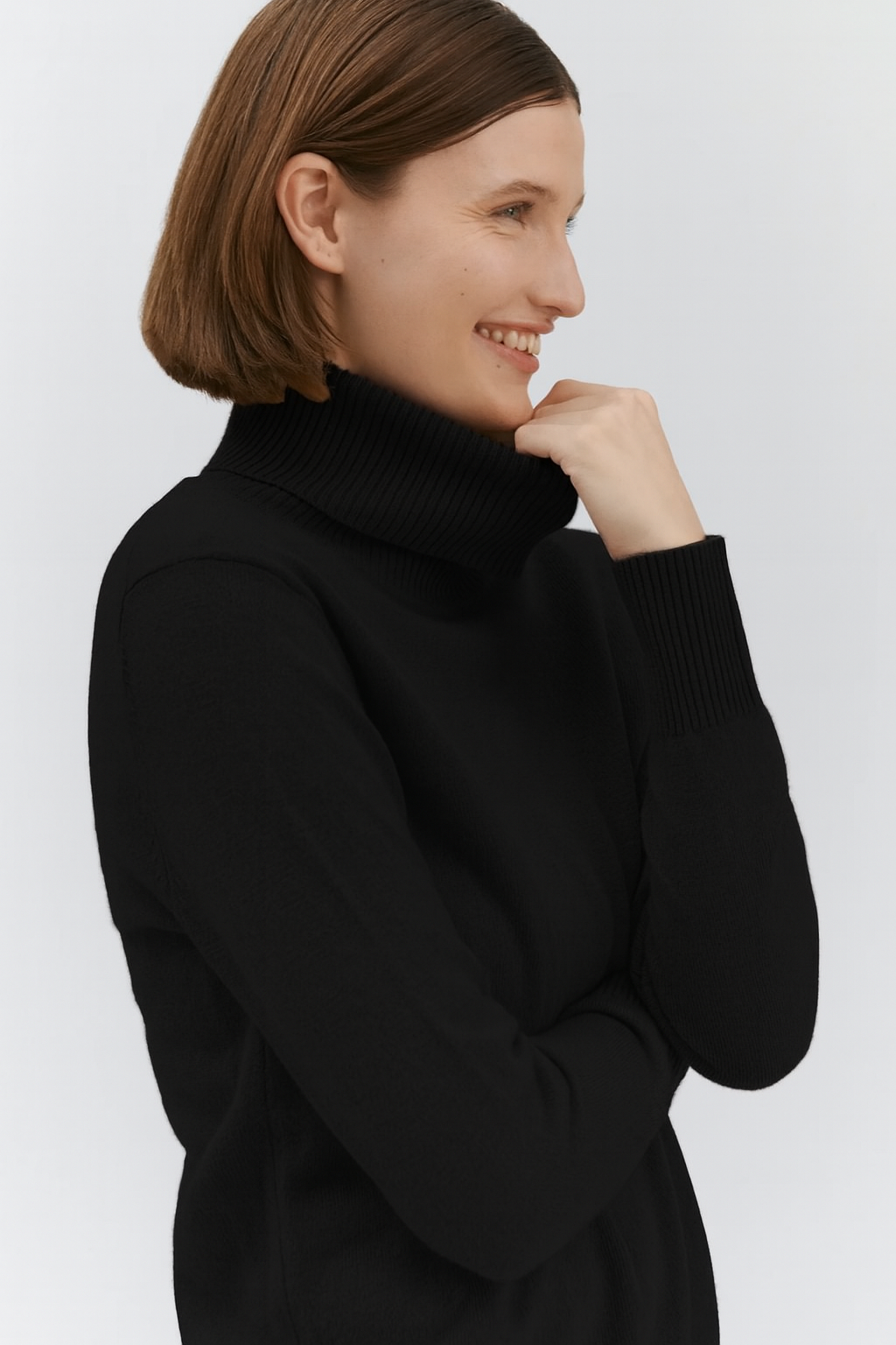 Laica cashmere roll neck jumper in black