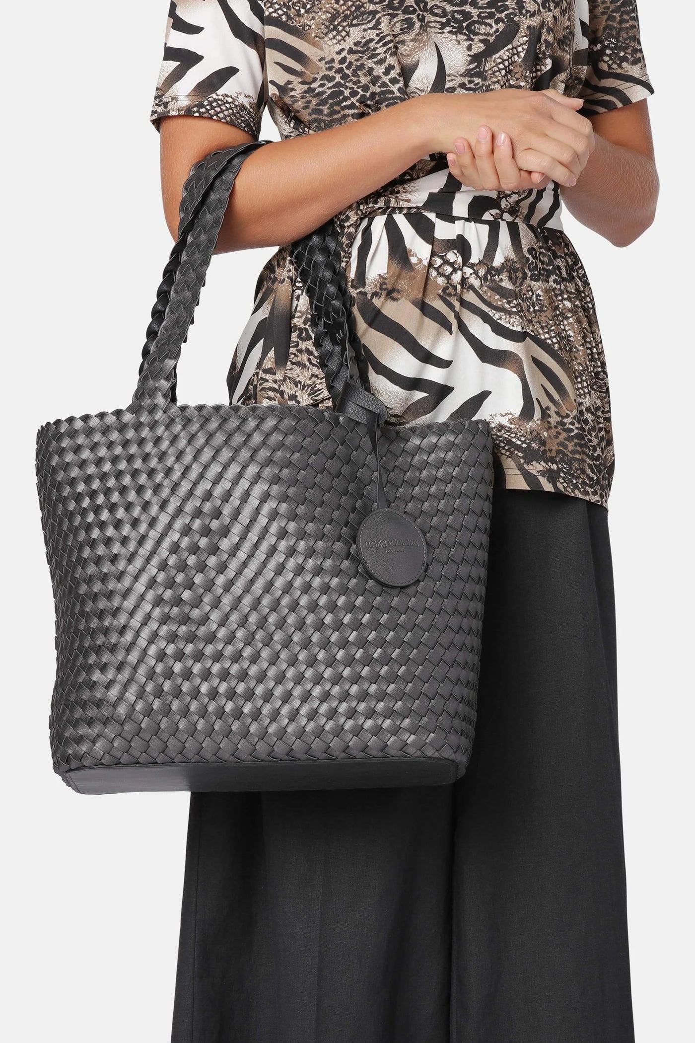 Braided tote bag in black gun metal