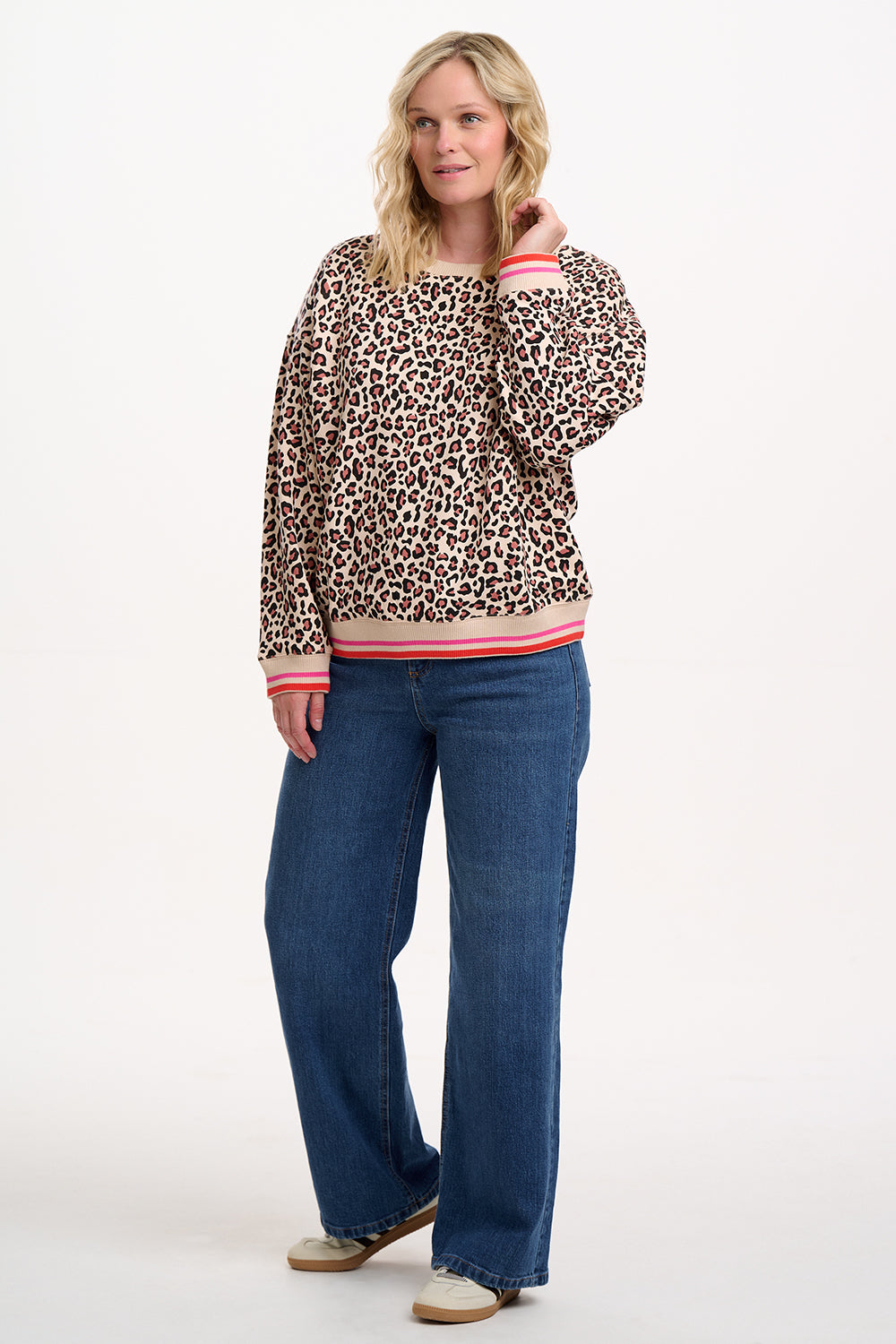 Eadie relalxed sweatshirt in stone leopard print