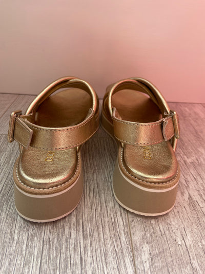 Cross over leather sandals in gold